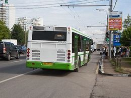Сто московских автобусов начнут следить за порядком на выделенных полосах
