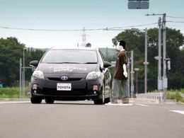 Toyota научила машины объезжать пешеходов