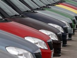 В России хотят запретить покупку дорогих машин за наличные