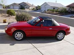 Не ездившую Mazda MX-5 родом из 90-ых выставили на продажу