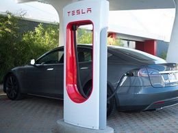 Tesla предложила заряжать электромобили бесплатно