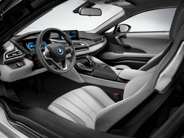 В Сеть попали фотографии серийного спорткара BMW i8