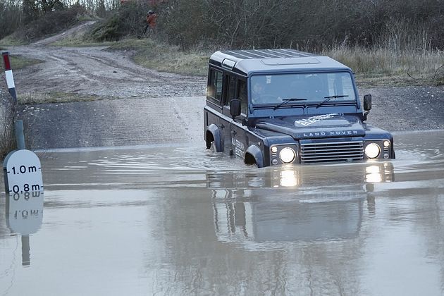 Land Rover привезет в Женеву электрические «Дефендеры»