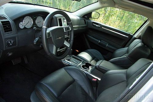 Chrysler 300C SRT8: лови волну