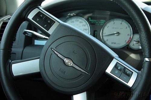 Chrysler 300C SRT8: лови волну